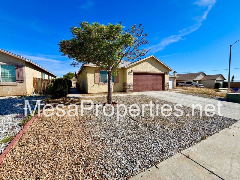 Victorville House: 12068 White Oak Ct.