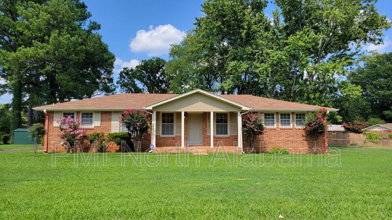 Huntsville House: 6408 Robinhood Ln NW