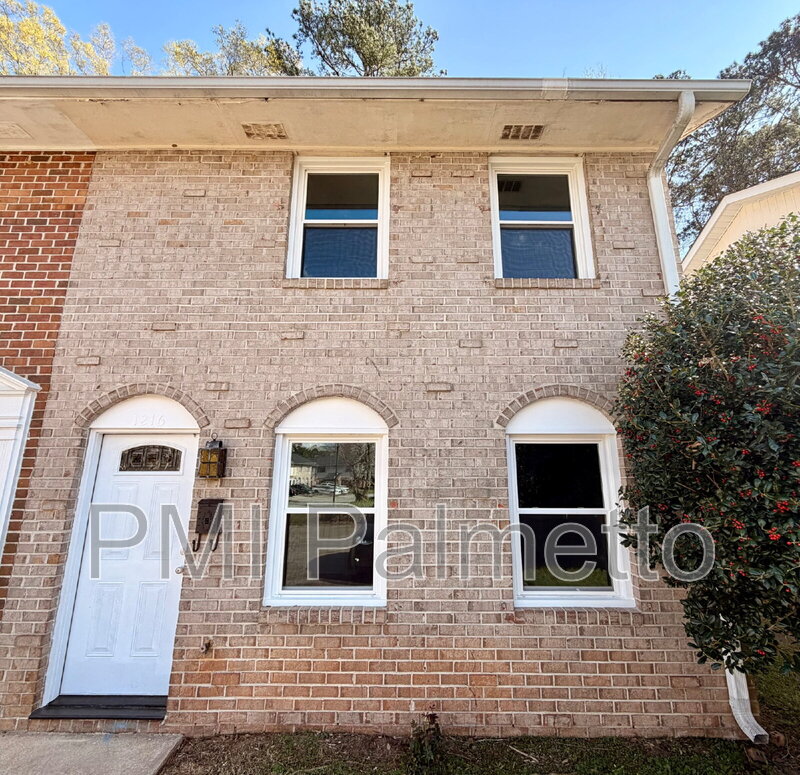 Columbia Townhome: 1216 Grove Park Ln