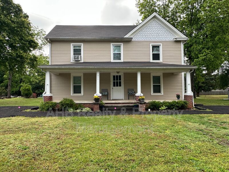 Gibsonville House: 511 Cummings St