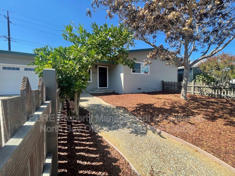 Petaluma House: 1521 E Madison Street