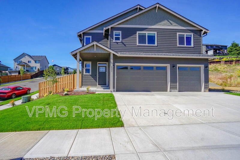 La Center House: 2331 E Otter Loop