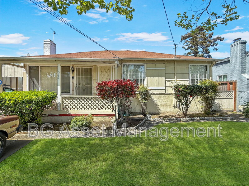 Oakland House: 571 El Paseo Drive