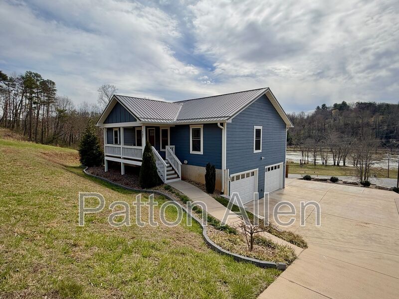 Asheville House: 207 Riverside View Dr