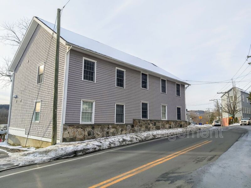 NEW MILFORD House: 131 RAILROAD ST