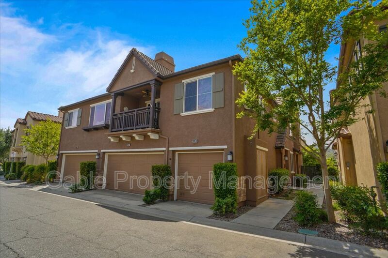 Santa Clarita Townhome: 28371 Mirabelle Ln