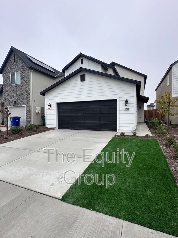 Visalia House: 30520 Delancy Road