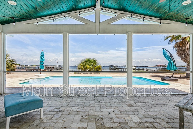 Pensacola Beach House: 231 Sabine Drive