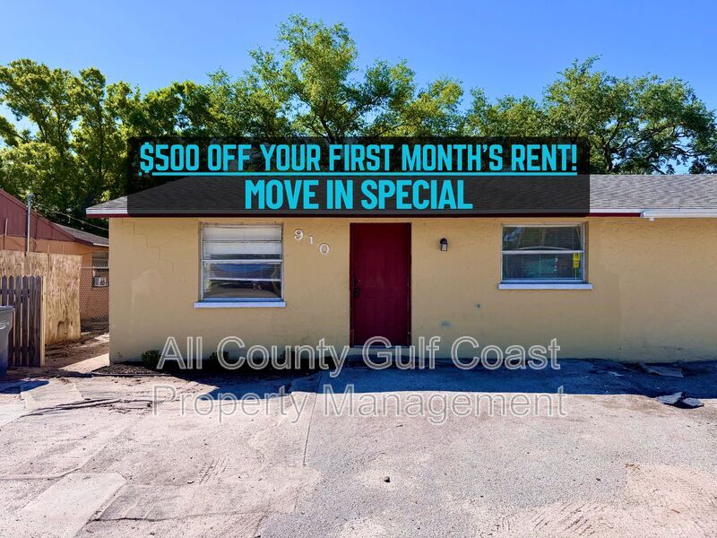 Bradenton House: 910 61st Ave E