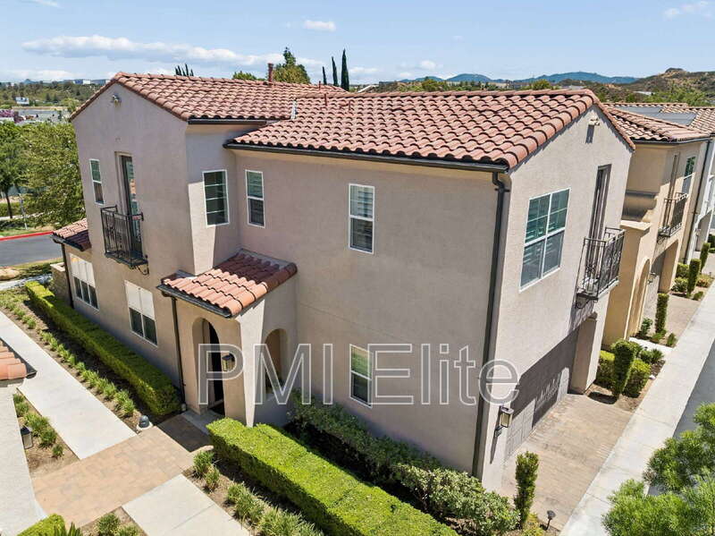 Santa Clarita Townhome: 21713 Bene Drive