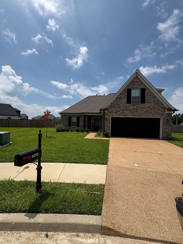 Memphis House: 5493 Stone Arch Cv