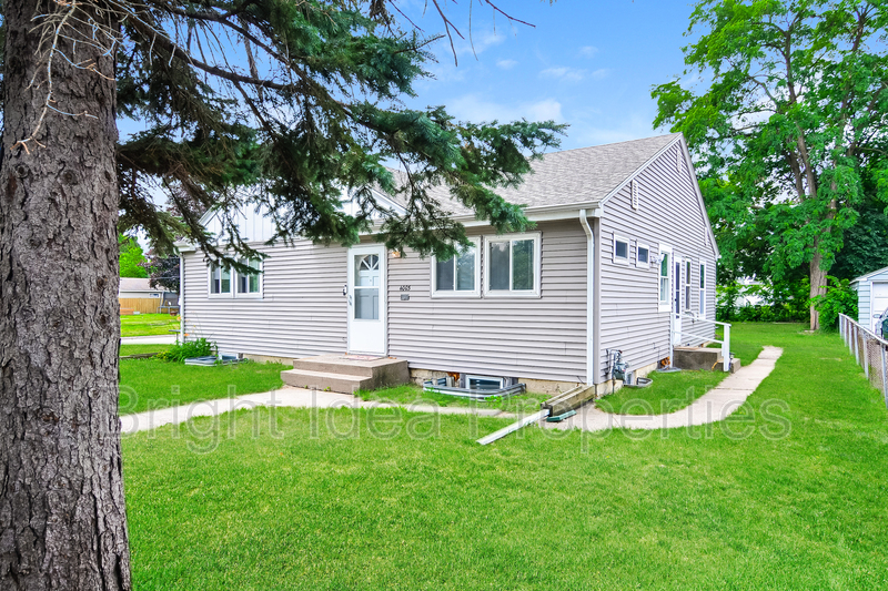 Robbinsdale House: 4003 Welcome Avenue North - 4003