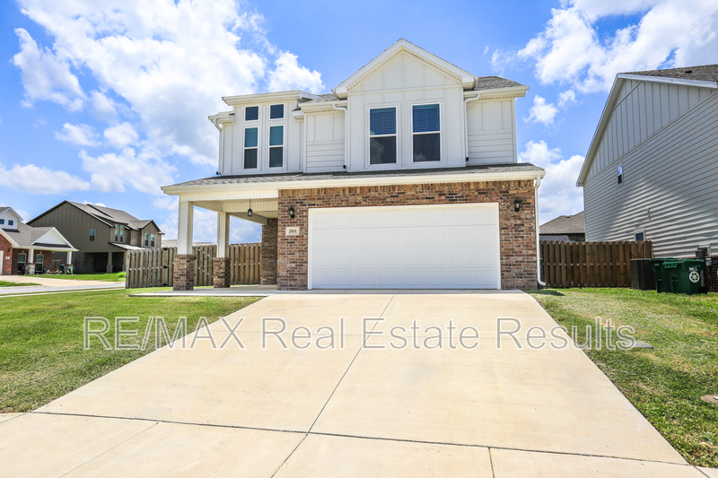 Centerton House: 2011 Wildflower Dr