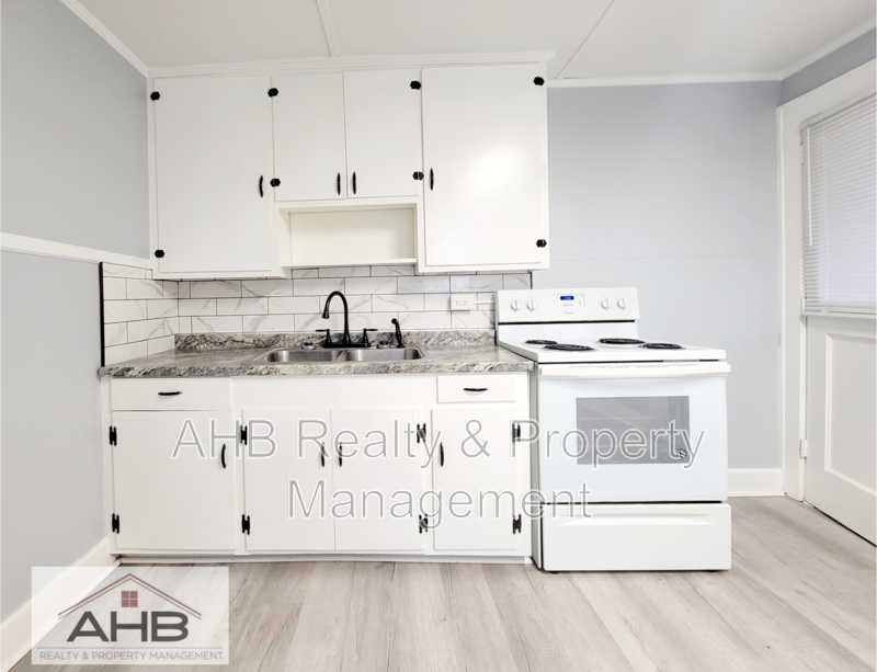 Burlington House: 426 S. Beaumont Ave-E