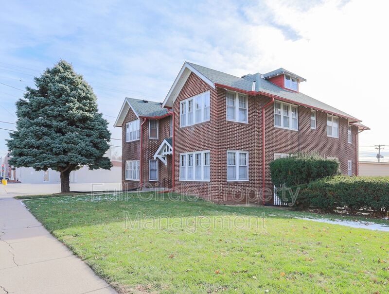 Omaha House: 2415 F St