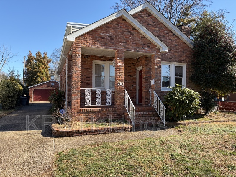 Hampton House: 210 Shenandoah Rd