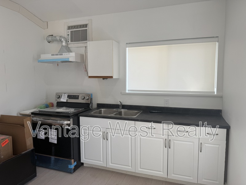 Kelowna House: 4-907B Sutherland Ave