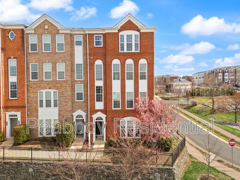 Ashburn House: 42696 Telford Ter