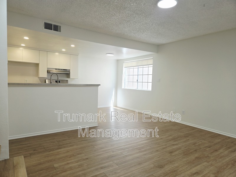 Glendale Townhome: 1122 E Elk Ave.