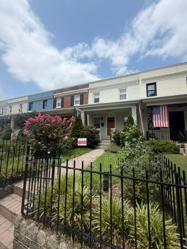Washington House: 1910 D Street NE