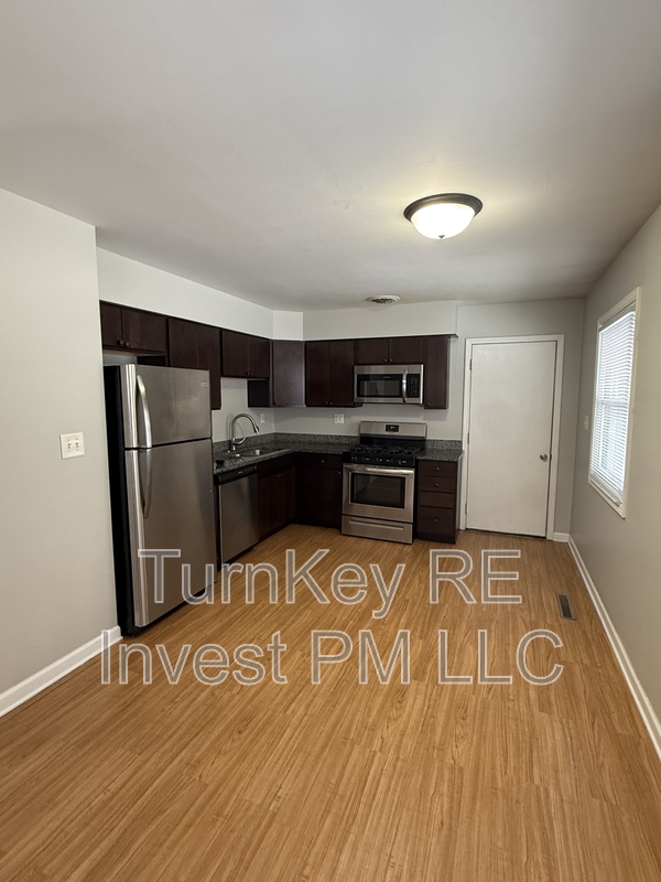 Streamwood House: 803 Dorman Drive