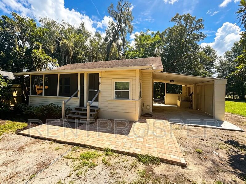 Deland House: 716 W Mansfield St