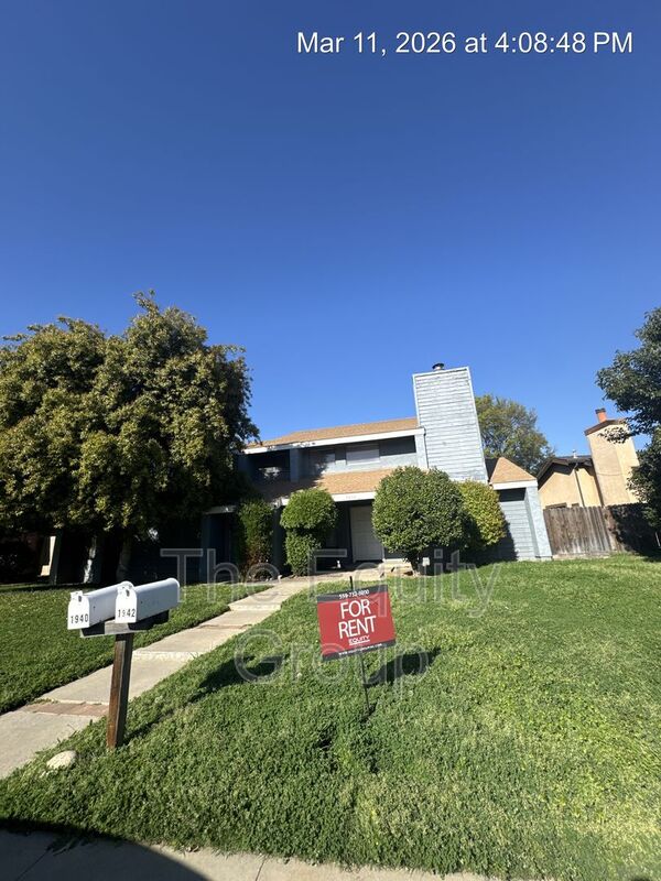 Visalia House: 1942 E Woodsville Ct