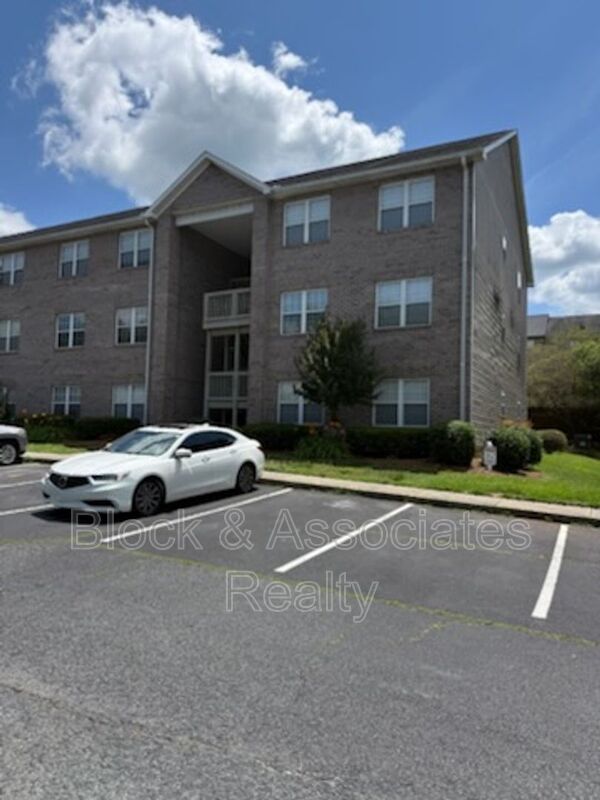 Randleman Condo: 4068 Bentley Dr.