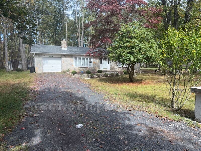 Pocono Summit House: 5228 Hummingbird Dr