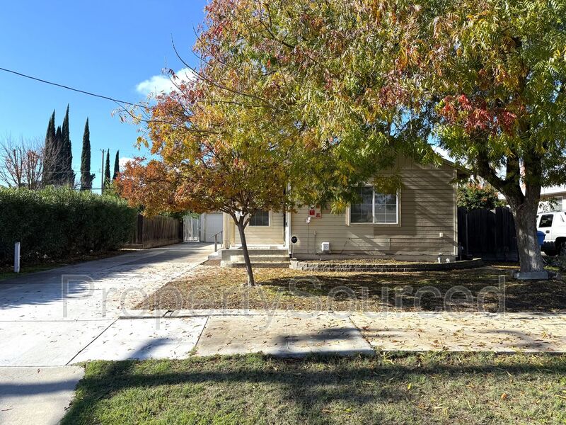 Manteca House: 221 N Lincoln Ave