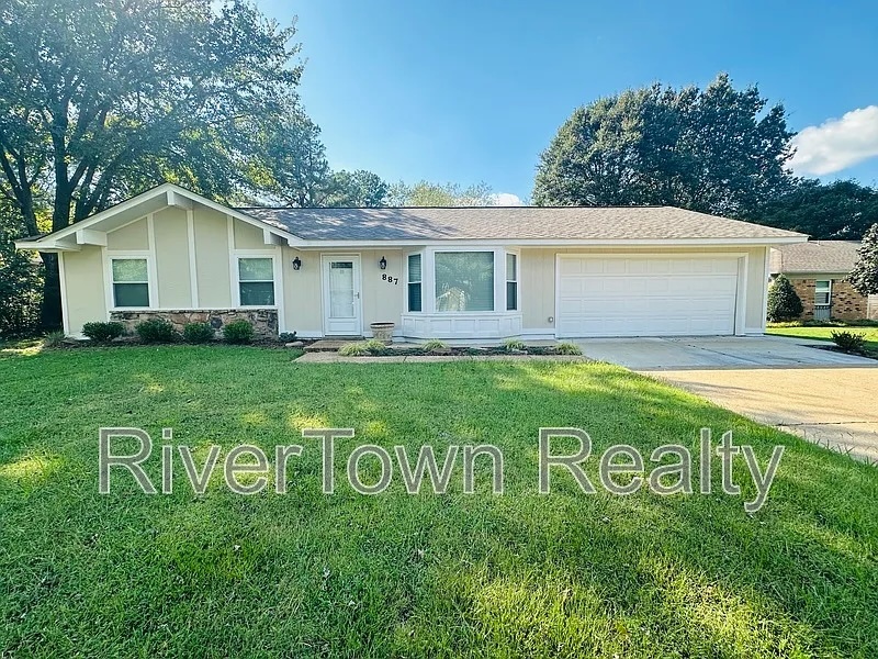 Collierville House: 887 Quail Chase Ln