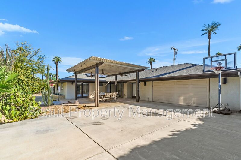 La Quinta House: 46560 Cameo Palms Drive