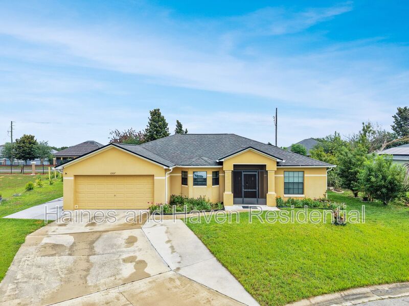 Dundee House: 1207 Coda Ct