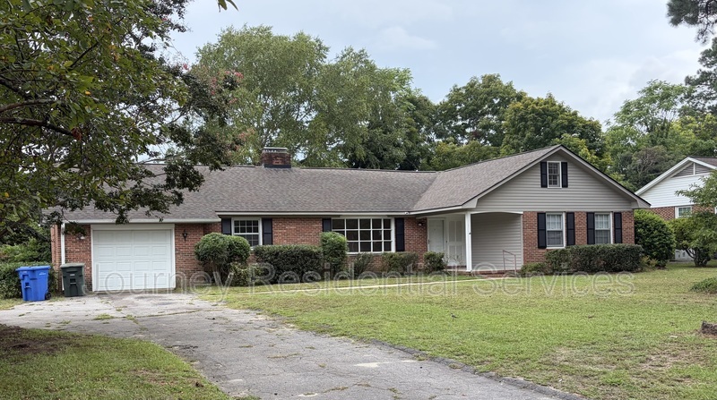 Fayetteville House: 430 Hallmark Road