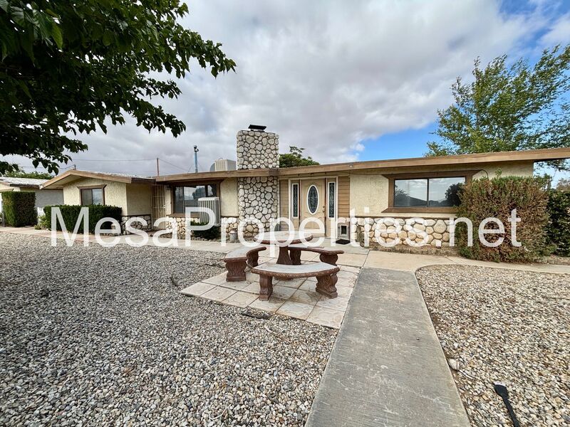 Hesperia House: 9964 Arroyo Avenue