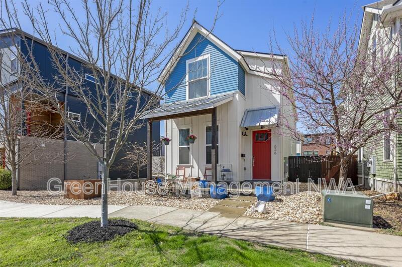 Bentonville House: 636 SW B ST