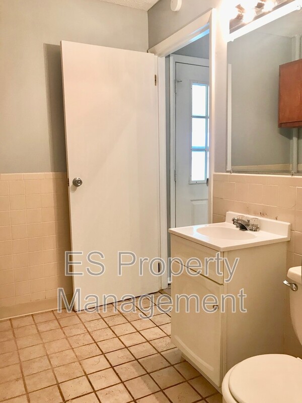 Beautiful 4 Bedroom 1.5 Bathroom Ranch Style Home in Lawrence! - Photo 22