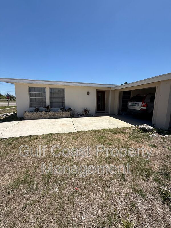 North Port House: 13880 Tamiami Trl