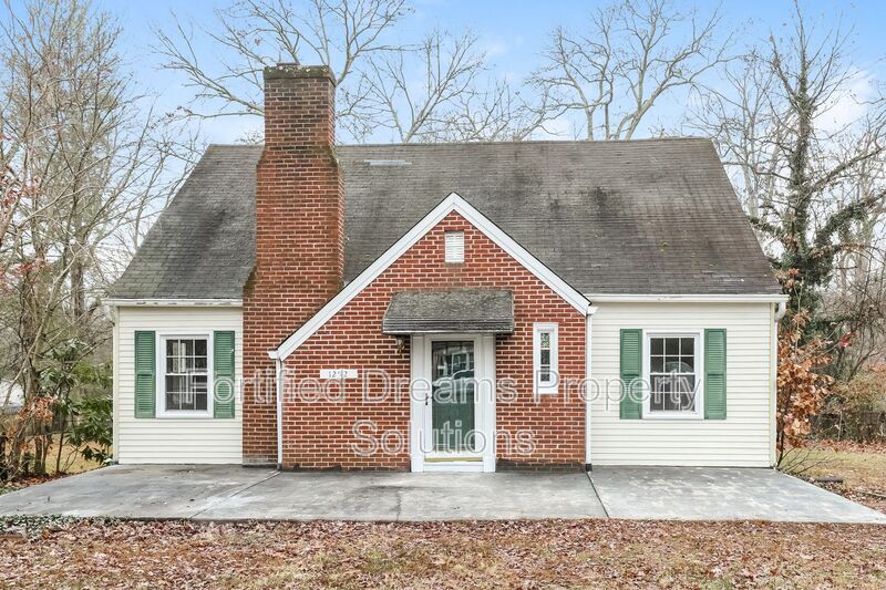 Winston Salem House: 1252 Brookwood Drive