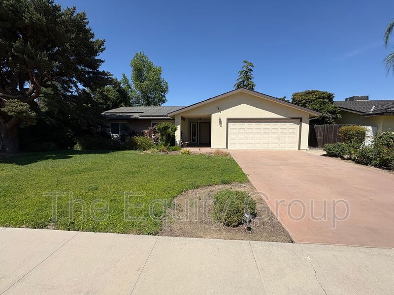 Visalia House: 4230 West Grove Ct