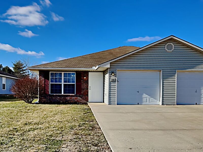 Grain Valley House: 405 NW Woodbury Dr