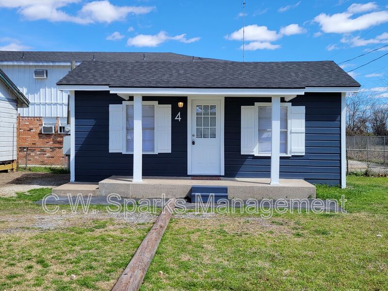 West Tawakoni House: 1901 E Hwy 276