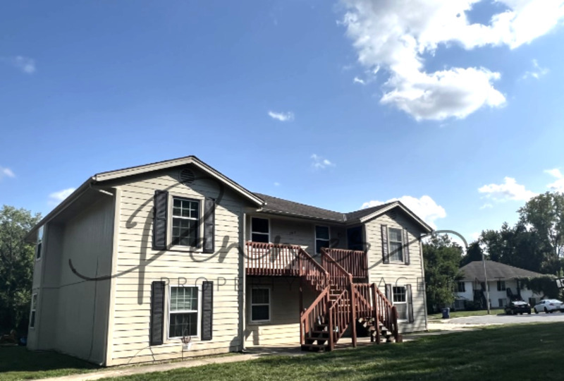 LEE'S SUMMIT House: 705-D NE BALL DR
