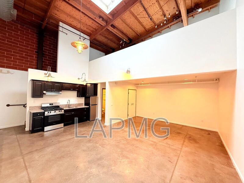 Los Angeles House: 1734 N. Main St.,/ 633 Gibbons Street - 633-160