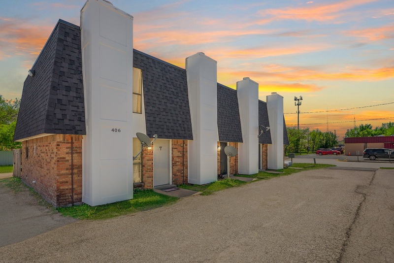 Everman Townhome: 406 Noble Avenue