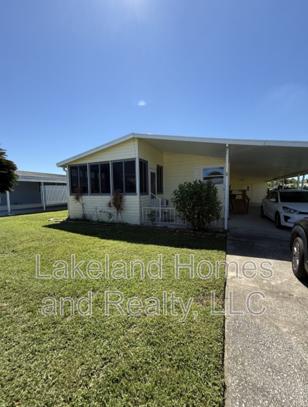 Lakeland House: 1811 Sherwood Hill Drive