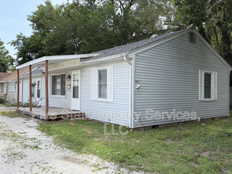 Springfield House: 1028 W Iles Ave