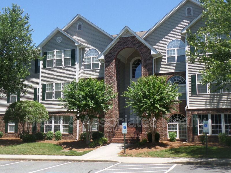 Winston-Salem House: 532 Scholastic Court