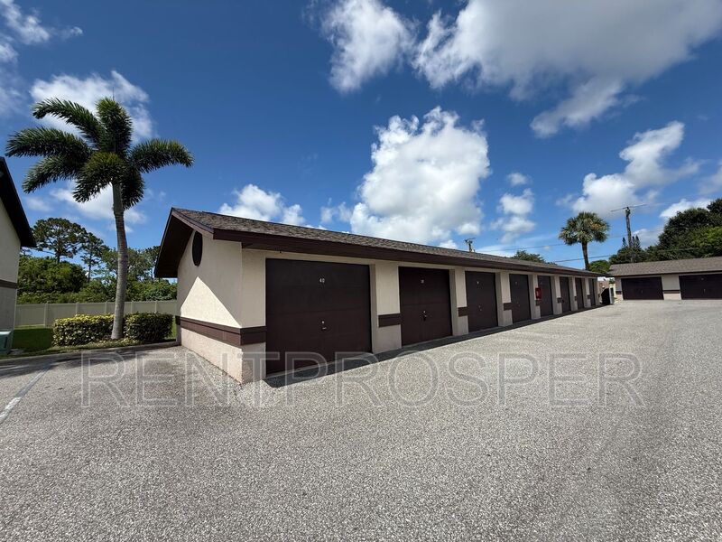 Melbourne House: Coral Gardens Garage 17