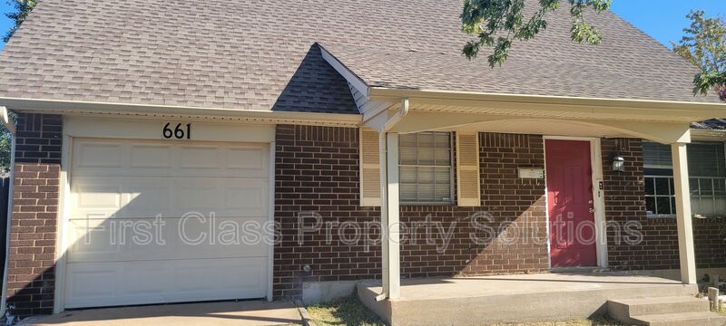 Moore House: 661 NW 16th St